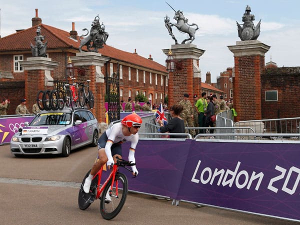 Tony Martin trotzte den Schmerzen in seiner gebrochenen linken Hand und musste nach 44 Kilometern im Zeitfahren nur dem überragenden Tour-de-France-Sieger Bradley Wiggins aus Großbritannien den Vortritt lassen.