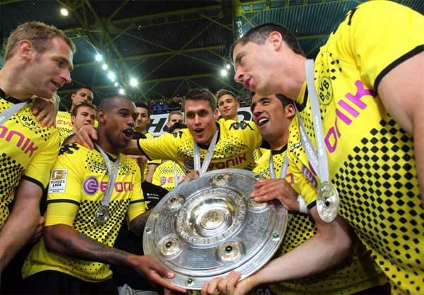 Borussia Dortmund holt 2011/2012 nicht nur die Deutsche Meisterschaft. Der BVB bleibt in dieser Saison auch in 28 Bundesliga-Spielen in Folge ohne Niederlage - Rekord!