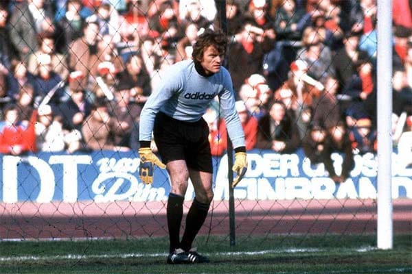 Die meisten Spiele in Folge absolviert ein anderer Torwart: Sepp Maier steht vom Anfang der Saison 1966/67 bis zum Ende der Saison 1978/79 für den FC Bayern im Kasten. Er absolviert 442 Partien in Serie für die Münchner.