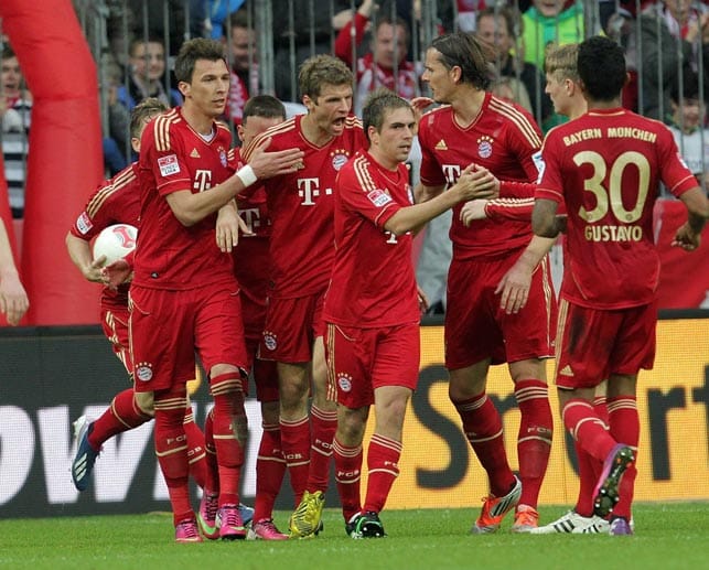 Auch der Startrekord in eine Bundesliga-Saison geht an den Rekordmeister: Die Münchner starten 2012/2013 mit acht Siegen. Erst mit einer 1:2-Heimpleite gegen Bayer Leverkusen endet der Siegeszug der Bayern.