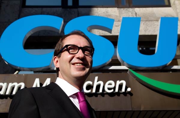 CSU-Generalsekretär Alexander Dobrindt warnt die EZB vor Anleihenkäufen. Diese würden eine "Staatsfinanzierung durch die Hintertür" bedeuten und die Bank verlasse damit den "Pfad der Geldwertstabilität".