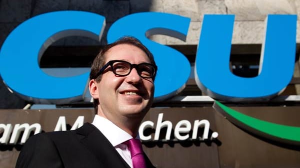 CSU-Generalsekretär Alexander Dobrindt warnt die EZB vor Anleihenkäufen. Diese würden eine "Staatsfinanzierung durch die Hintertür" bedeuten und die Bank verlasse damit den "Pfad der Geldwertstabilität".