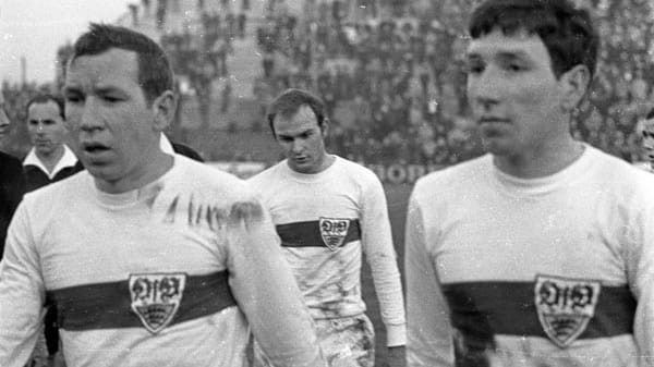 Der TSV Benningen stieg 1959 in die 1. Amateurliga Nord-Württemberg auf. Großen Anteil dran hatten Willi (re.) und der drei Jahre ältere Rudi Entenmann, die später beide für den VfB Stuttgart in der Bundesliga aufliefen. Willi Entenmann wurde danach Trainer, unter anderem beim VfB, dem 1. FC Nürnberg und Unterhaching. Anfang 2012 verstarb er.