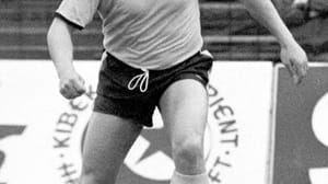 Dieter "Hoppy“ Kurrat (hier am Ball) und sein Bruder Hans-Jürgen spielten beide für Borussia Dortmund. Hans Jürgen allerdings in der Bundesliga nur einmal, sein Bruder wurde Deutscher Meister (1963), DFB-Pokal- (1965) und Europacupsieger (1966).