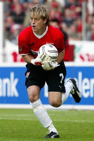 Timo Hildebrand bleibt in den Saisons 2002/2003 bis 2003/2004 beim VfB Stuttgart 885 Minuten ohne Gegentor - so lange wie kein anderer Torwart in der Geschichte der Bundesliga.