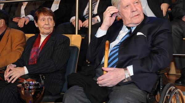 Helmut Schmidt und seine Lebensgefährtin. Seit einigen Jahren war der Altkanzler mit seiner langjährigen Mitarbeiterin Ruth Loah (links) zusammen. Sie habe ihm nach dem Tod seiner Frau Loki das Leben gerettet, sagte Schmidt über die neue Frau an seiner Seite.