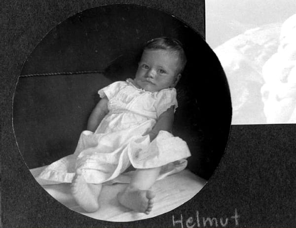 Jeder fängt mal klein an: Helmut Schmidt als Baby. Kleidchen trug er später nicht mehr.