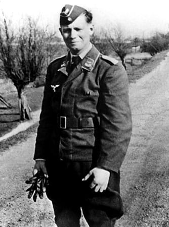 Schmidt kämpfte als Soldat im Zweiten Weltkrieg. Das Bild zeigt ihn im Frühjahr 1940.