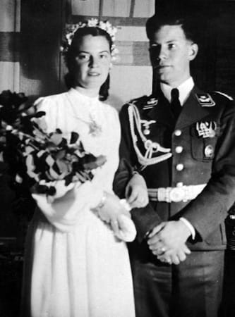Noch während des Krieges 1942 heiratet Schmidt seine Jugendliebe Loki.