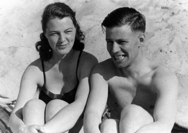 Das junge Ehepaar am Strand im Jahr 1943.