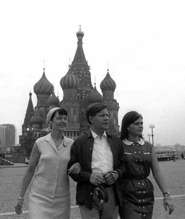 Aus Kindern werden Erwachsene: Schmidt und Loki mit Tochter Susanne 1966 auf dem Roten Platz in Moskau.