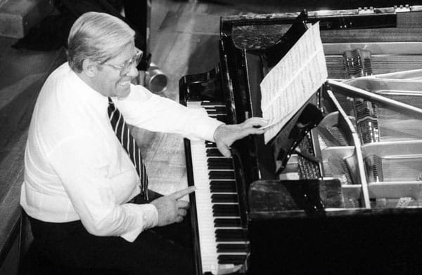 Klavierspielen konnte er auch: Schmidt probte 1983 für ein Konzert.