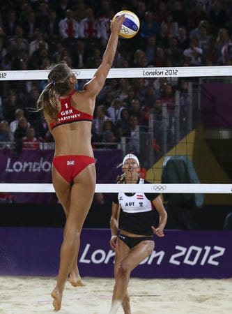 Die Britin Zara Dampney im Match gegen die Österreicherinnen Schwaiger/Schwaiger.