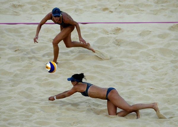 Die Australierin Becchara Palmer baggert gekonnt einen Ball zu ihrer Teamkollegin Louise Bawden.