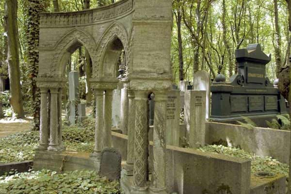 Der Jüdische Friedhof Weißensee, 1880 vom Architekten Hugo Licht angelegt, gilt mit seinen mehr als 115 000 Grabstellen als einer der größten und schönsten jüdischen Friedhöfe Europas.