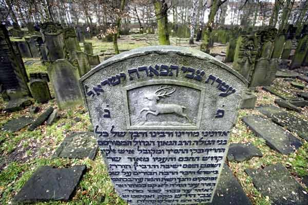 Hamburg empfiehlt den Jüdischen Friedhof Altona. Seine Einzigartigkeit liegt darin, dass hier sefardische (portugiesische) und aschkenasische (deutsche und osteuropäische) Juden nebeneinander beerdigt sind.