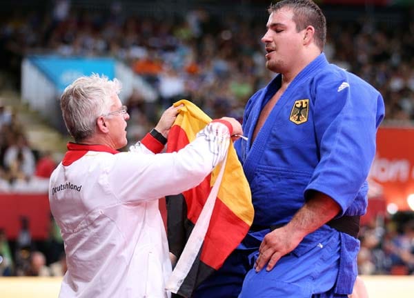 Geschafft: Andreas Tölzer (re., mit Bundestrainer Detlef Ultsch) holt sich in der Judo-Konkurrenz über 100 Kilogramm die Bronzemedaille.