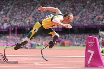 Der Südafrikaner Oscar Pistorius macht seinen olympischen Traum wahr und läuft über 400 Meter ins Halbfinale.