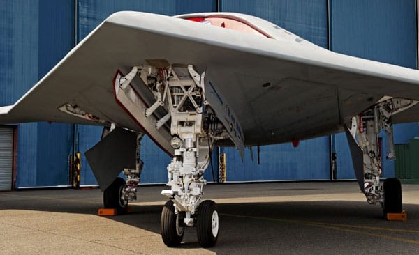 X-47B an der Naval Air Station Patuxent River (US-Bundesstaat Maryland): Der erste Einsatz der Tarnkappen-Kampfdrohne rückt näher. X-47B an der Naval Air Station Patuxent River (US-Bundesstaat Maryland): Der erste Einsatz der Tarnkappen-Kampfdrohne rückt näher.
