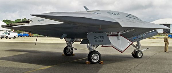 Tarnkappen-Killer: Die X-47B wäre die erste Stealth-Drohne mit Waffen an Bord. Das US-Militär verfügt mit der RQ-170 "Sentinel" zwar bereits über eine Tarnkappen-Drohne, sie ist allerdings nur ein unbewaffneter Späher. Tarnkappen-Killer: Die X-47B wäre die erste Stealth-Drohne mit Waffen an Bord. Das US-Militär verfügt mit der RQ-170 "Sentinel" zwar bereits über eine Tarnkappen-Drohne, sie ist allerdings nur ein unbewaffneter Späher.