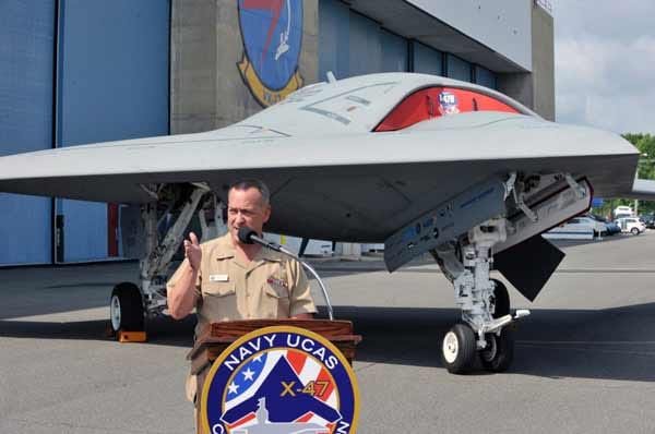 US-Konteradmiral Mathias Winter bei der Präsentation der X-47B (31. Juli 2012): Die Kampfdrohne wurde erstmals bei einem Testflug von den Kommandosystemen eines Flugzeuträgers gesteuert. US-Konteradmiral Mathias Winter bei der Präsentation der X-47B (31. Juli 2012): Die Kampfdrohne wurde erstmals bei einem Testflug von den Kommandosystemen eines Flugzeuträgers gesteuert.
