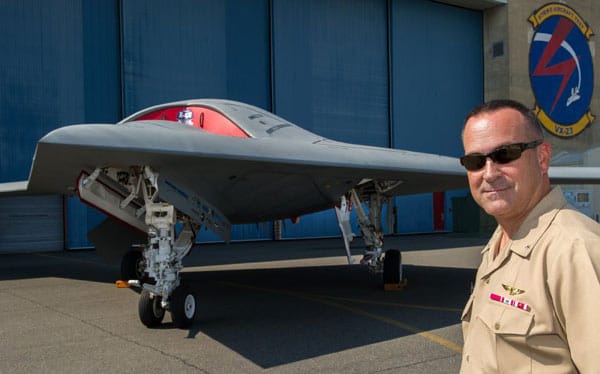 Winter vor einer X-47B: Die U.S. Navy will nach eigenen Angaben bereits im kommenden Jahr die Fähigkeit der X-47B unter Beweis stellen, sicher von einem Flugzeugträger aus zu operieren. Winter vor einer X-47B: Die U.S. Navy will nach eigenen Angaben bereits im kommenden Jahr die Fähigkeit der X-47B unter Beweis stellen, sicher von einem Flugzeugträger aus zu operieren.