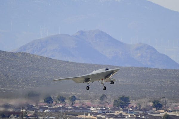 Premiere: Am 4. Februar 2011 hob die X-47B an der Edwards Air Force Base in Kalifornien zum Erstflug ab... Premiere: Am 4. Februar 2011 hob die X-47B an der Edwards Air Force Base in Kalifornien zum Erstflug ab...