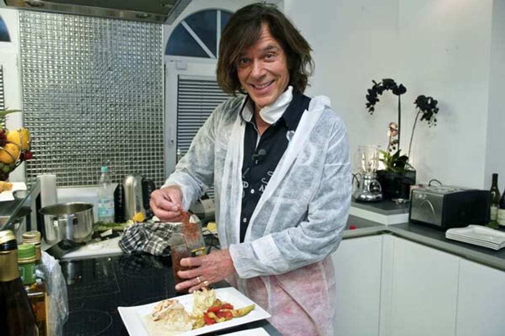 Jürgen Drews beim Kochen für das "Perfekte Promi Dinner".