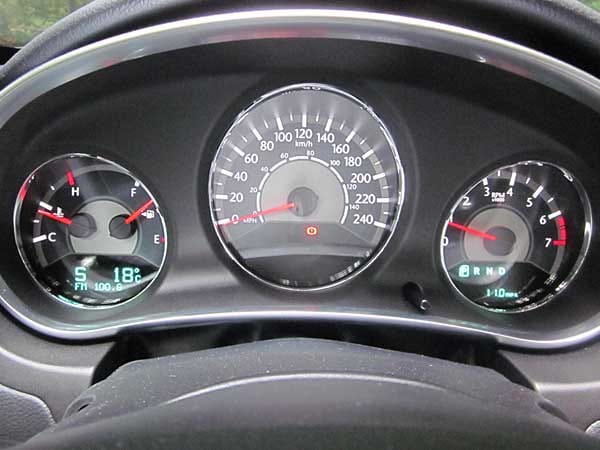 Im Cockpit leuchten noch die grünen Digitalanzeigen des Chrysler, eine nette Spielerei ist der Kompass.