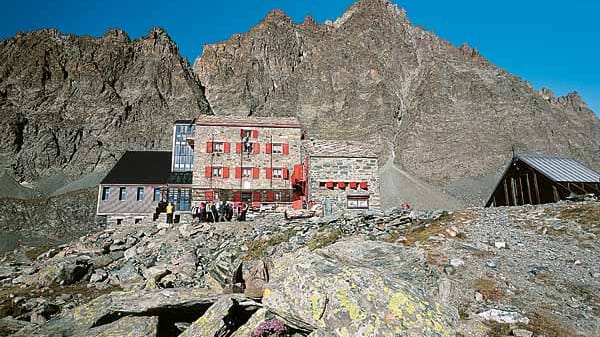 Das Rifugio Quintino Sella, der Stützpunkt am viel begangenen Normalweg, mit dem Monviso im Hintergrund.