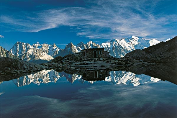 Von den Grandes Jorasses bis zum Mont Blanc: Am Lac Blanc sieht man dieses Panorama auf schönste Weise doppelt.