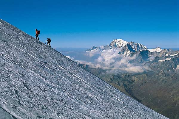Tour du Combin: Nur wenige Meter trennen diese zwei Bergsteiger vom Gipfel des Grand Combin Von gegenüber grüßt der Mont Blanc und, vorgelagert, die Grand Jorasses.