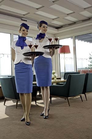 In der Berliner PanAm-Lounge erwarten als Stewardessen gekleidete Bedienungen die Gäste.