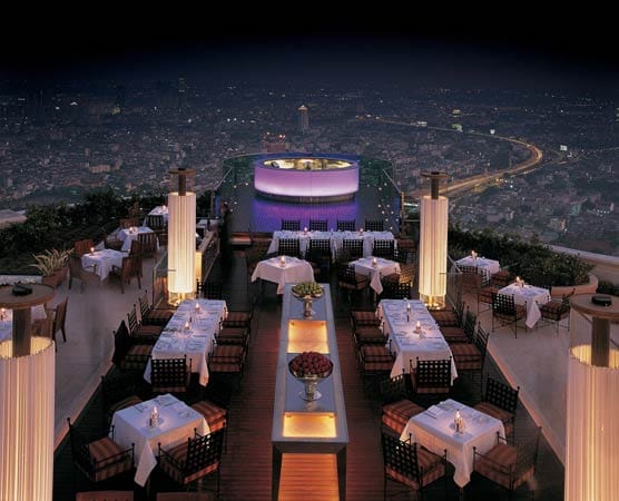 Eine runde Sache ist auch das "Sirocco", das höchste Open-Air-Dachrestaurant der Welt. Es befindet sich im 63. Stock des "Lebua"-Hotels, rund 230 Meter über dem Straßenasphalt und hat 2011 durch den Film "Hangover 2" einen riesigen Bekanntheitsschub erfahren.