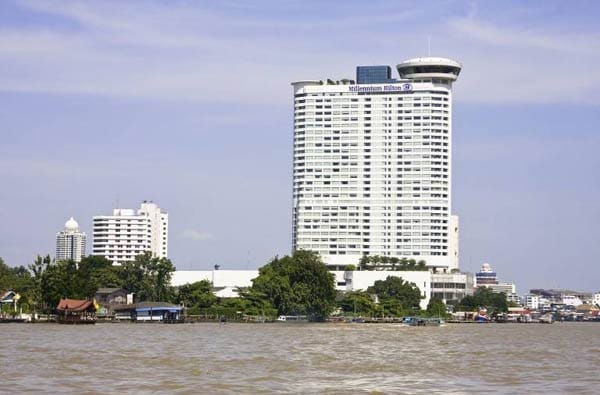 Zum wahren Hotspot der Sky-Bars hat sich jedoch Südostasien entwickelt, und zu deren Hauptstadt Bangkok. Im 31. Stockwerk des "Millennium Hilton Hotels" etwa liegt die "Rooftop Terrace" und lockt mit gemütlichen Sitzecken an der frischen Luft.