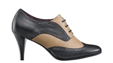 Das Budapester Muster ist im Herbst 2012 angesagt. Die Schuhe kommen mit Absatz und Schnürsenkeln im College-Stil daher.