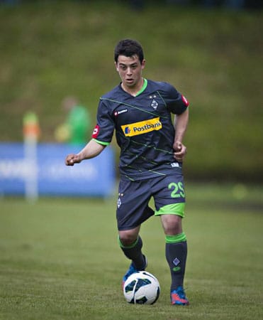 Amin Younes könnte bei Borussia Mönchengladbach schon bald öfter auf dem Platz stehen. In der Vorbereitung wurde von Lucien Favre in den höchsten Tönen gelobt. "Er trainiert sehr gut, ist immer gefährlich, auch im Eins gegen Eins vor dem Tor", sagte der Fohlen-Trainer. Amin Younes könnte bei Borussia Mönchengladbach schon bald öfter auf dem Platz stehen. In der Vorbereitung wurde von Lucien Favre in den höchsten Tönen gelobt. "Er trainiert sehr gut, ist immer gefährlich, auch im Eins gegen Eins vor dem Tor", sagte der Fohlen-Trainer.