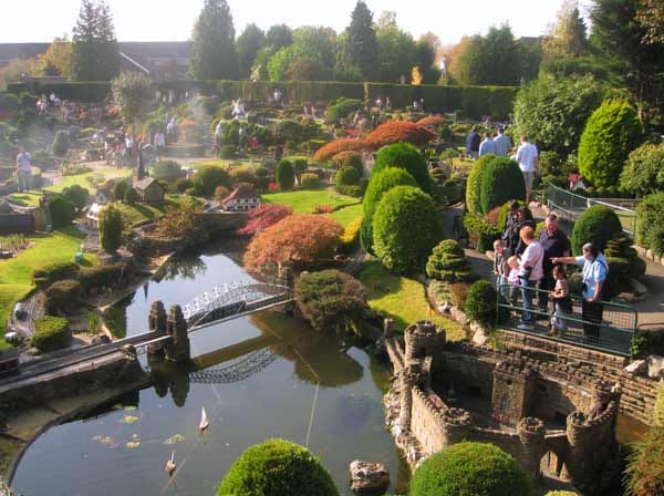 Im Park "Bekonscot" in England warten wundervolle Gärten, detailgetreu nachgebaute Gebäude und eine Modelleisenbahn auf die Gäste.