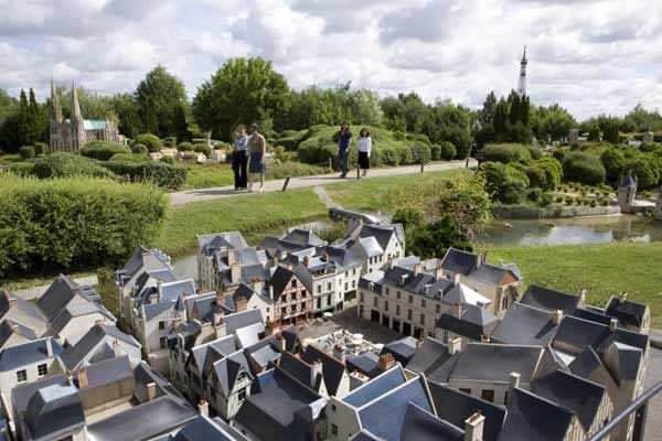Das Parkgelände hat den Grundriss Frankreichs und bietet maßstabsgetreue Nachbauten bekannter Kulturdenkmäler und ganzer Dörfer Frankreichs.