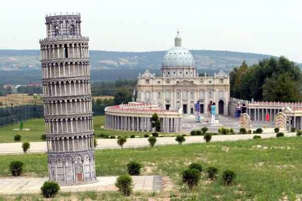 Und auch der schiefe Turm von Pisa ist dort vertreten.