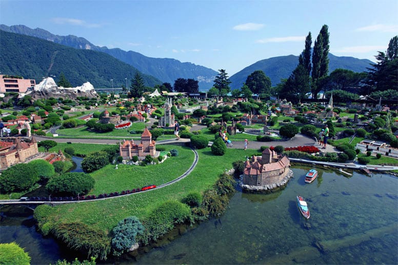 In Miniaturparks bewundern Besucher die Welt oder einzelne Länder im Kleinformat. So auch im Park "Swissminiatur" in der Schweiz.