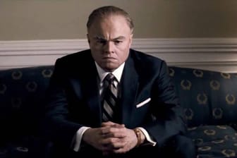 In "J. Edgar" spielt Leonardo DiCaprio J. Edgar Hoover, den Gründer des Federal Bureau of Investigation (kurz: FBI). Dass sich dieser gerne Frauenkleider anzog, wie im Film kurz zu sehen, ist jedoch nur ein Gerücht und absolut weit hergeholt.