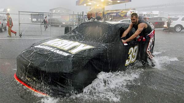 Ein Unwetter hat die Nascar-Serie in den USA heimgesucht und ein Todesopfer gefordert.