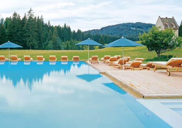 Eine wichtige Erholungsregel des Kranzbach-Hotels: Alles soll es im Überfluss geben. Sie brauchen also nicht früh morgens runter zum Pool hetzen, um sich eine Liege zu sichern.