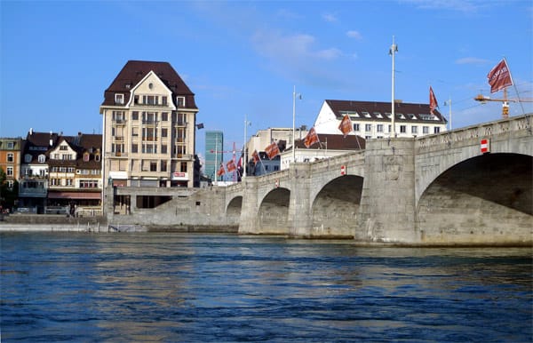 Der Rhein in Basel ist deutlich größer als der Birsig.