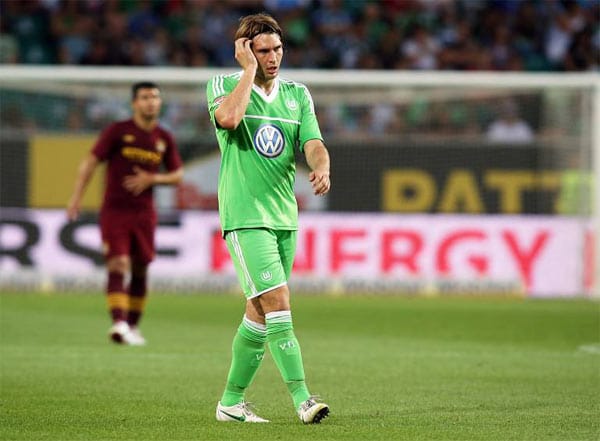 Schock-Diagnose für Wolfsburgs Stürmer Patrick Helmes. Der ehemalige Nationalspieler fällt mit einer Verletzung mindestens sechs Monate aus. Bereits 2009 - damals bei Bayer Leverkusen - zog sich der 28 Jahre alte Spieler diese Verletzung zu.