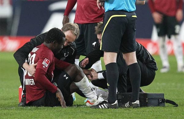 Bitter für Hannover 96 ist die Verletzung von Stürmer-Star Mame Diouf. Ein Syndesmosebandanriss macht dem Senegalesen noch zu schaffen.