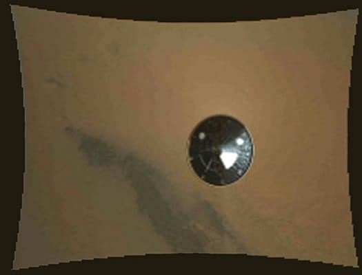 Auf einem weiteren Video sind die letzten zweieinhalb Minuten vor der Landung zu sehen: Der Hitzeschild fliegt ab, der Rover rast auf die Planetenoberfläche zu und landet schließlich sanft.