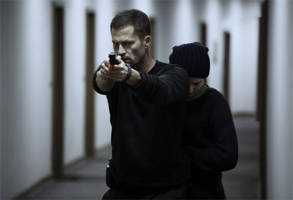 Til Schweiger mal anders: Als KSK-Soldat beschützt er die junge Nina mit seinem Leben. Wer hier eine Schnulze der Sorte "Keinohrhasen" oder "Kokowääh" erwartet, ist hier ganz falsch. Til Schweiger mal anders: Als KSK-Soldat beschützt er die junge Nina mit seinem Leben. Wer hier eine Schnulze der Sorte "Keinohrhasen" oder "Kokowääh" erwartet, ist hier ganz falsch.