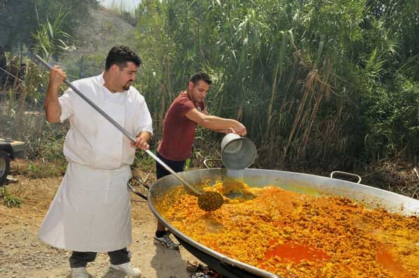 Ein Traum für jeden Paella-Liebhaber: Jährlich feiert die 100-Seelen-Gemeinde San Luís in der Provinz Valencia Ende August ein Fest, auf dem eine der größten Paellas Spaniens gekocht wird.
